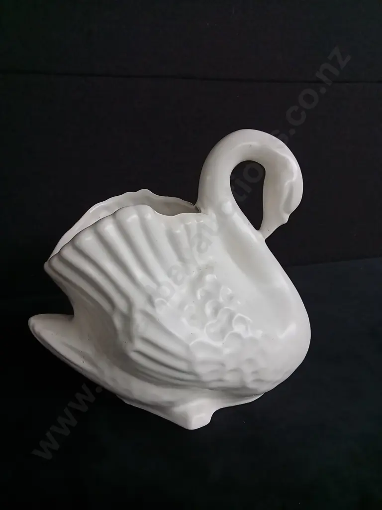 VINTAGE WHITE CROWN LYNN FEMALE SWAN VASE NUMBER 170 Image 1++