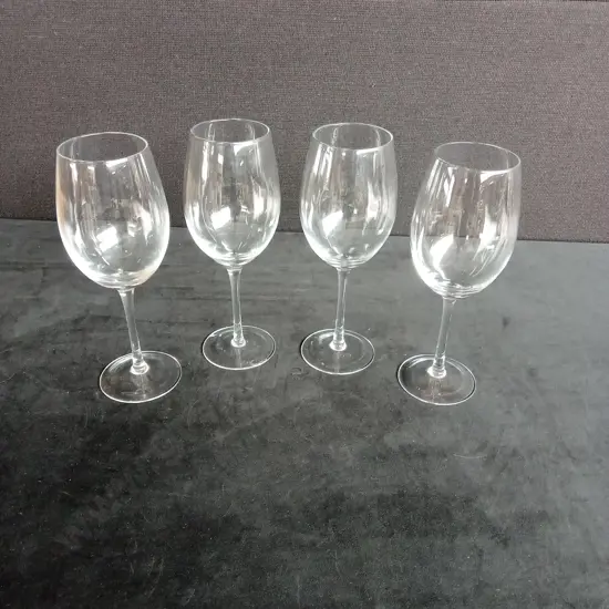 SET OF FOUR WINE GLASSES