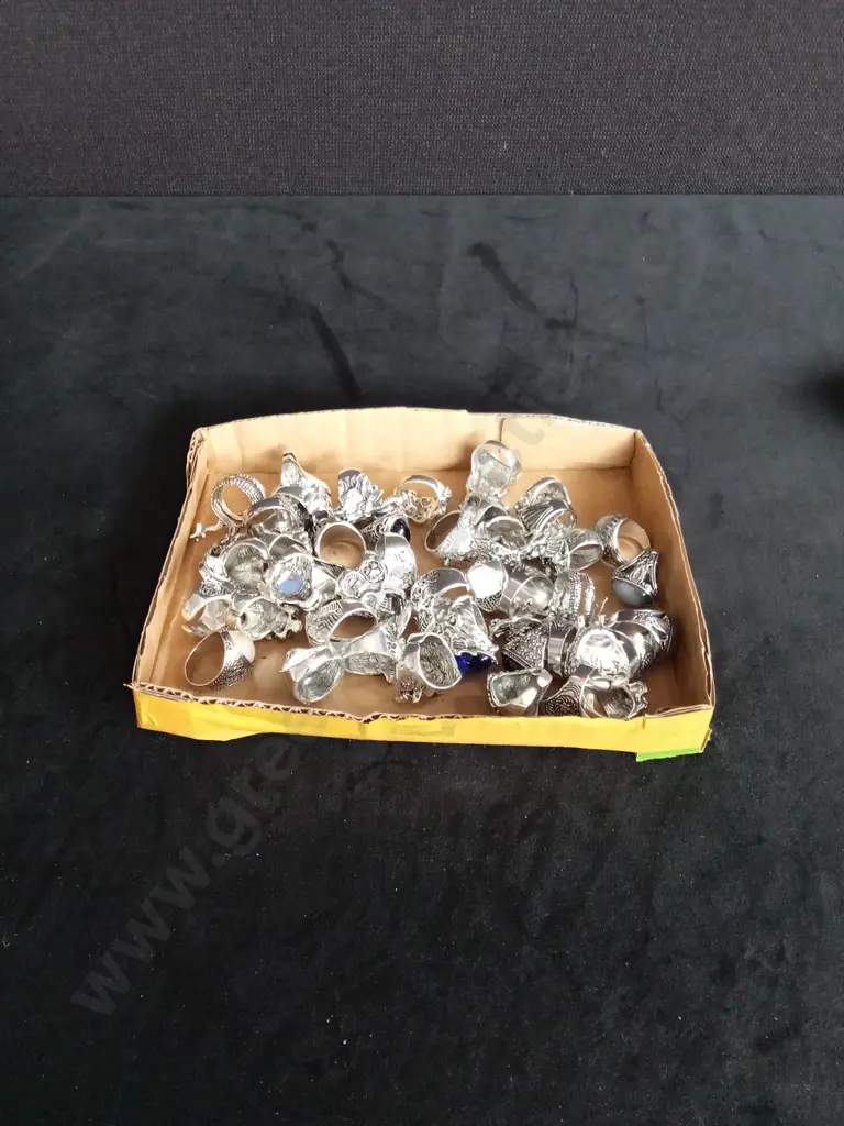 BOX OF ASSORTED SILVER RINGS Image 1++