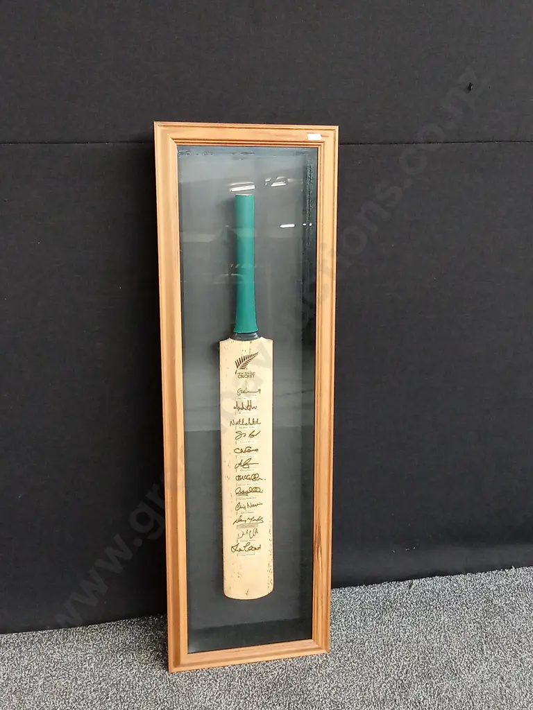 FRAMED CRICKET BAT SIGNED BY THE BLACK CAPS TEAM - STEPHEN FLEMING, NATAHN ASTLE & CO Image 1++