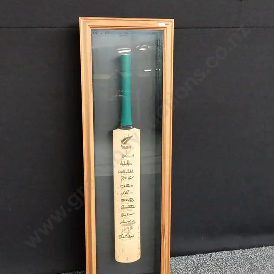 FRAMED CRICKET BAT SIGNED BY THE BLACK CAPS TEAM - STEPHEN FLEMING, NATAHN ASTLE & CO
