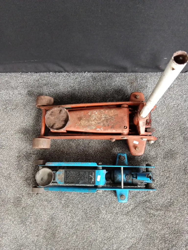 PAIR OF TROLLEY JACKS Image 1++