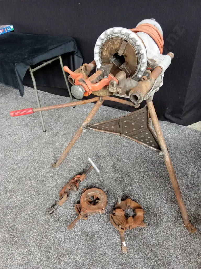 RIGID PIPE THREADER SINGLE PHASE WITH ATTACHMENTS (TESTED WORKING) Image 1++