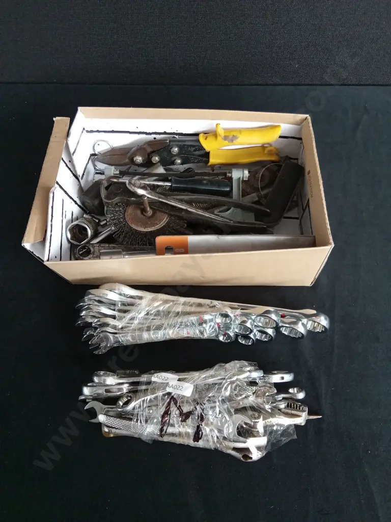 BOX OF ASSORTED HAND TOOLS AND SET OF IMPERIAL SPANNERS AND METRIC SPANNERS Image 1++