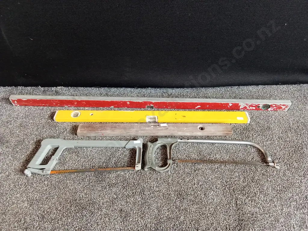 3 X SPIRIT LEVELS AND 2X HACKSAWS Image 1++