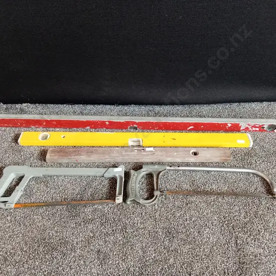 3 X SPIRIT LEVELS AND 2X HACKSAWS