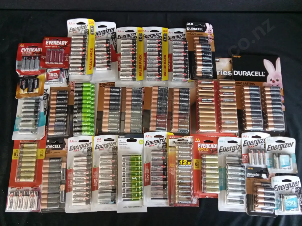 LARGE COLLECTION OF AA BATTERIES FROM ASSORTED BRANDS Image 1++
