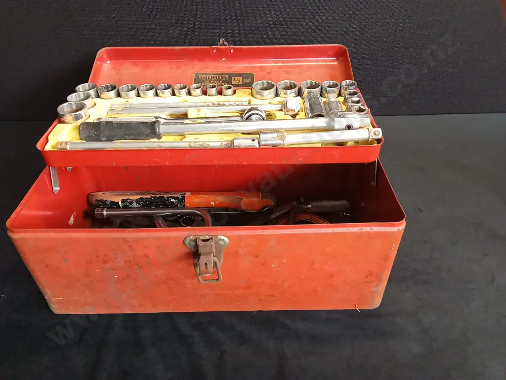 STEEL TOOLBOX WITH CONTENTS INC SIDCHROME SOCKET SET AND SPANNERS Image 1++