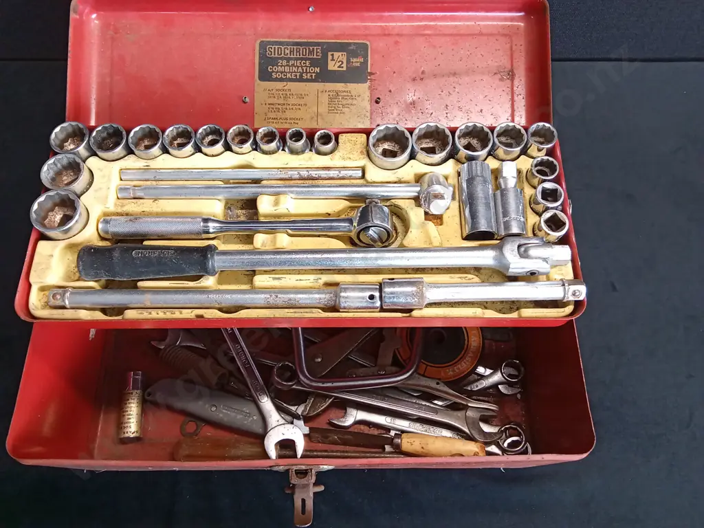 STEEL TOOLBOX WITH CONTENTS INC SIDCHROME SOCKET SET AND SPANNERS Image 1++