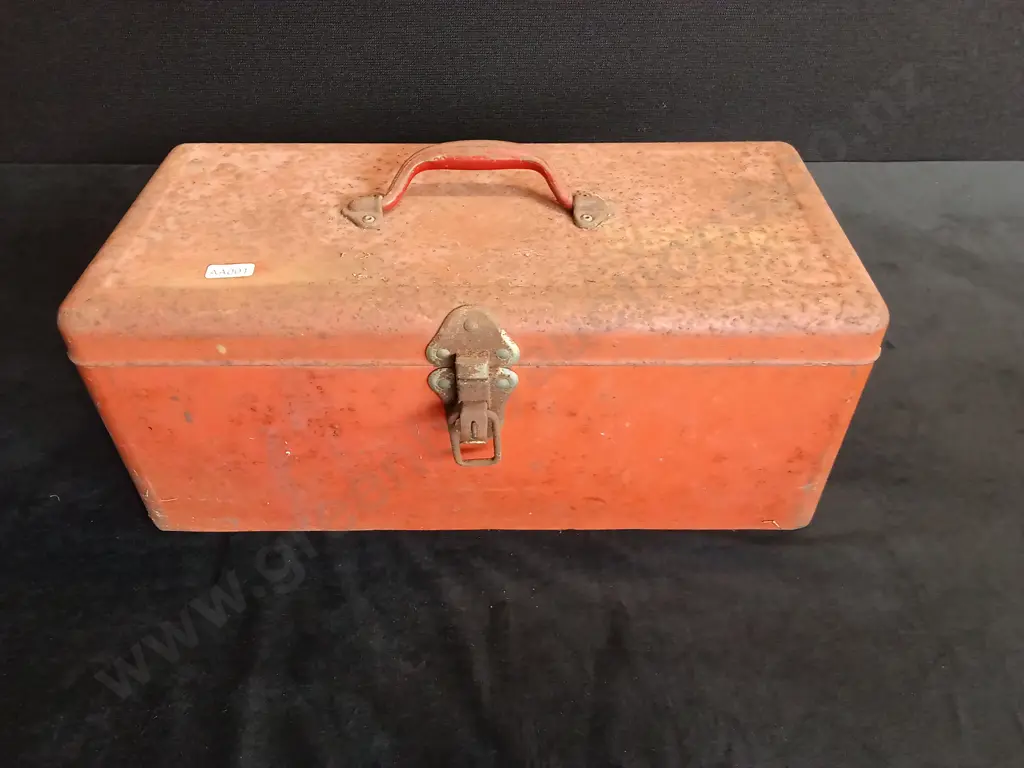 STEEL TOOLBOX WITH CONTENTS INC SIDCHROME SOCKET SET AND SPANNERS Image 1++