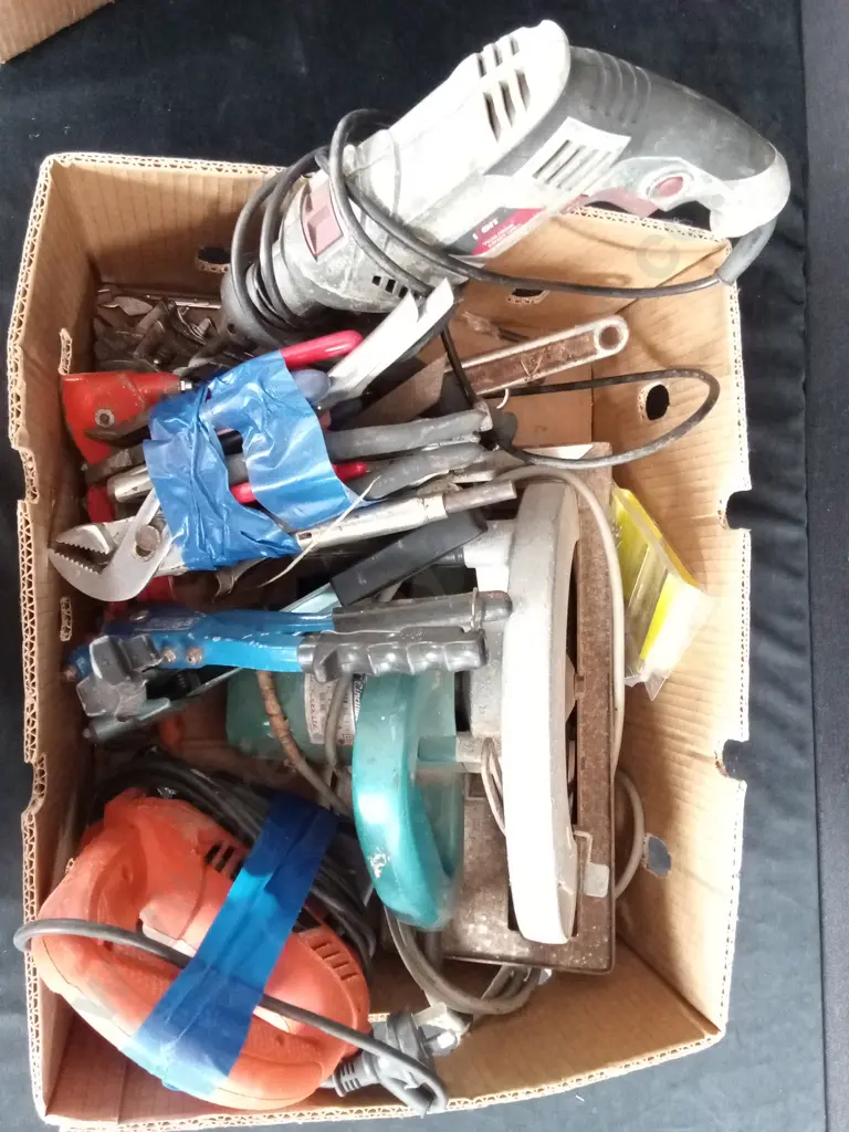 BOX CONTAINING 9" MAKITA CIRCLULAR SAW BLACK AND DECKER JIGSAW POWER DRILL AND HAND TOOLS Image 1++