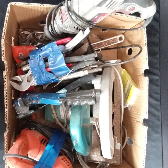 BOX CONTAINING 9" MAKITA CIRCLULAR SAW BLACK AND DECKER JIGSAW POWER DRILL AND HAND TOOLS