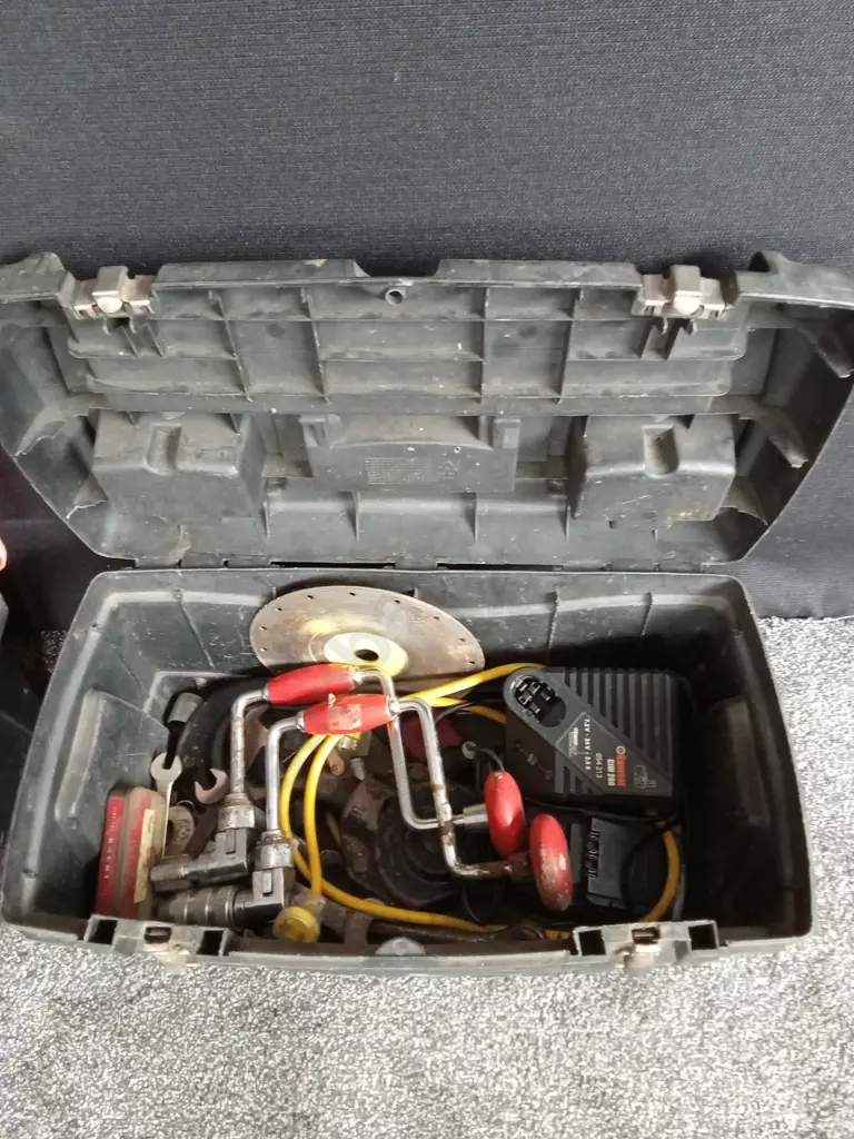 PAIR OF TOOLBOXES WITH CONTENTS Image 1++