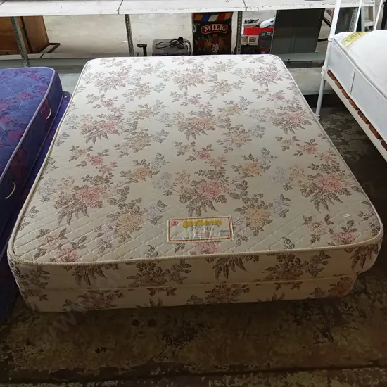 SKELLERUP POSTURE ROMANCE QUEEN MATTRESS AND BED BASE