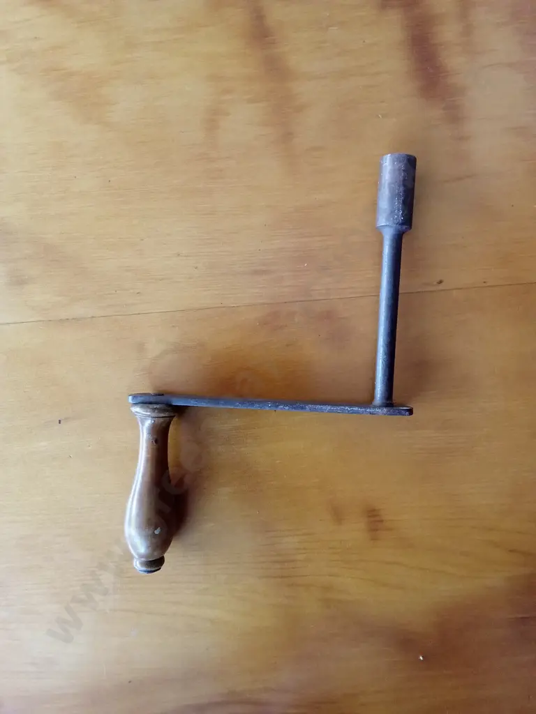 EXTENDABLE WOODEN DINING TABLE WITH A SPLIT-TOP MECHANISM WITH WINDING TOOL AND 6 CHAIRS L 1.6M W 1.4M EXTENDED Image 1++