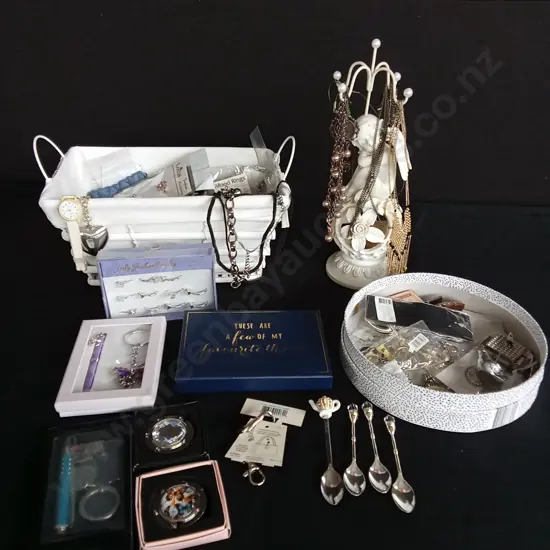 COLLECTION OF FASHION JEWELLERY AND KEYCHAINS
