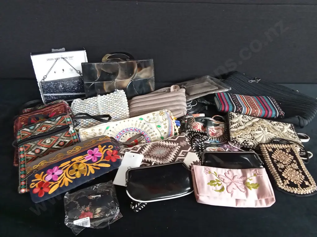 ASSORTED HANDBAGS Image 1++