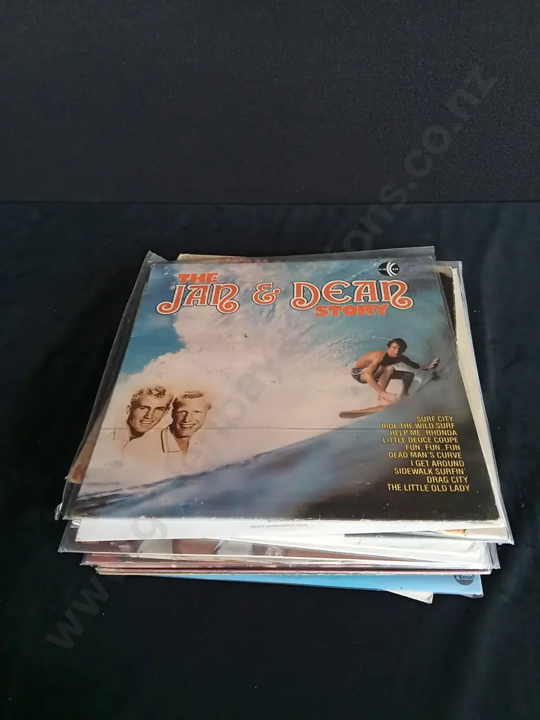 COLLECTION OF VINTAGE VINYL RECORDS Image 1++