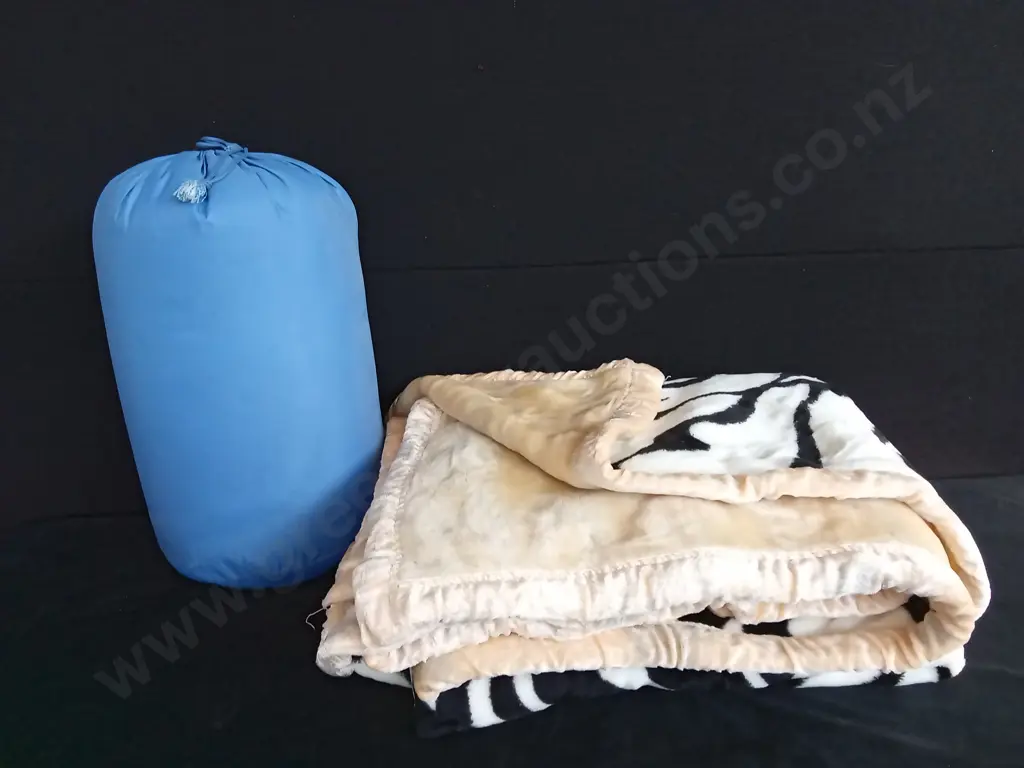 LARGE DOUBLE SIDED BLANKET AND A SLEEPING BAG Image 1++