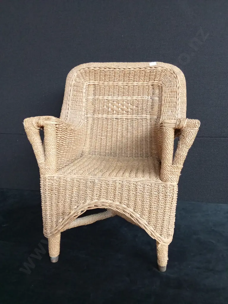 CHILDRENS WICKER ARMCHAIR Image 1++