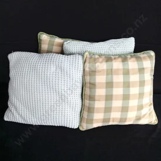 4 CUSHIONS