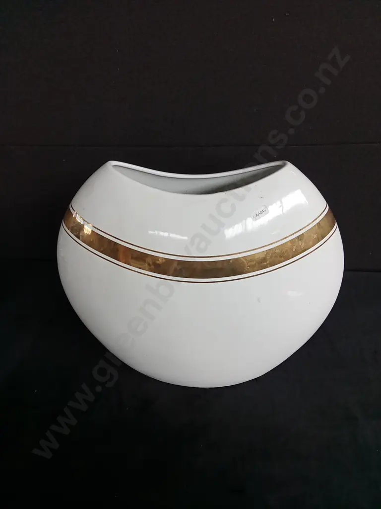 VINTAGE WHITE VASE WITH GOLD DETAIL Image 1++