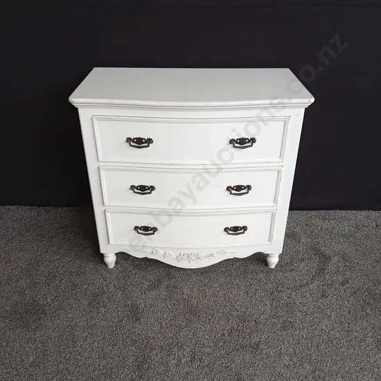 WHITE FRENCH PROVINCIAL STYLE 3 DRAWER CHEST OF DRAWERS H 83CCM X D 46CM L 87CM