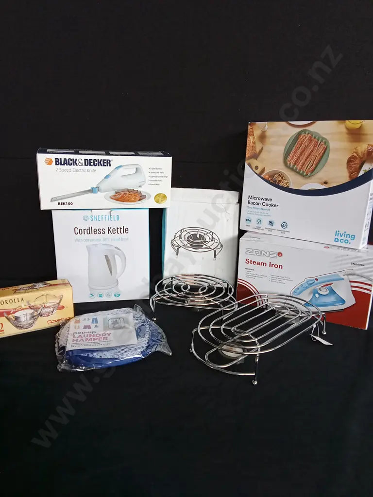 BOX OF ASSORTED ITEMS X 9 Image 1++