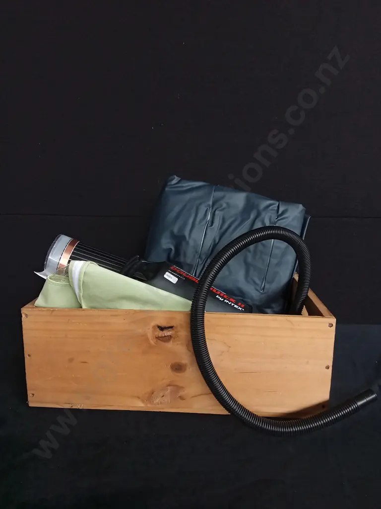 AIRBED WITH PUMP AND BOX CONTAINING MIRROR DEMISTERS Image 1++