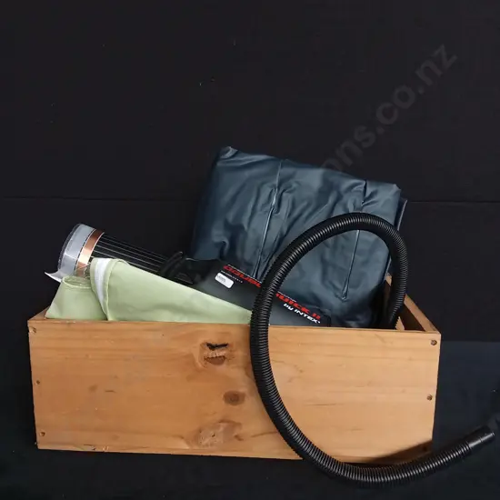 AIRBED WITH PUMP AND BOX CONTAINING MIRROR DEMISTERS