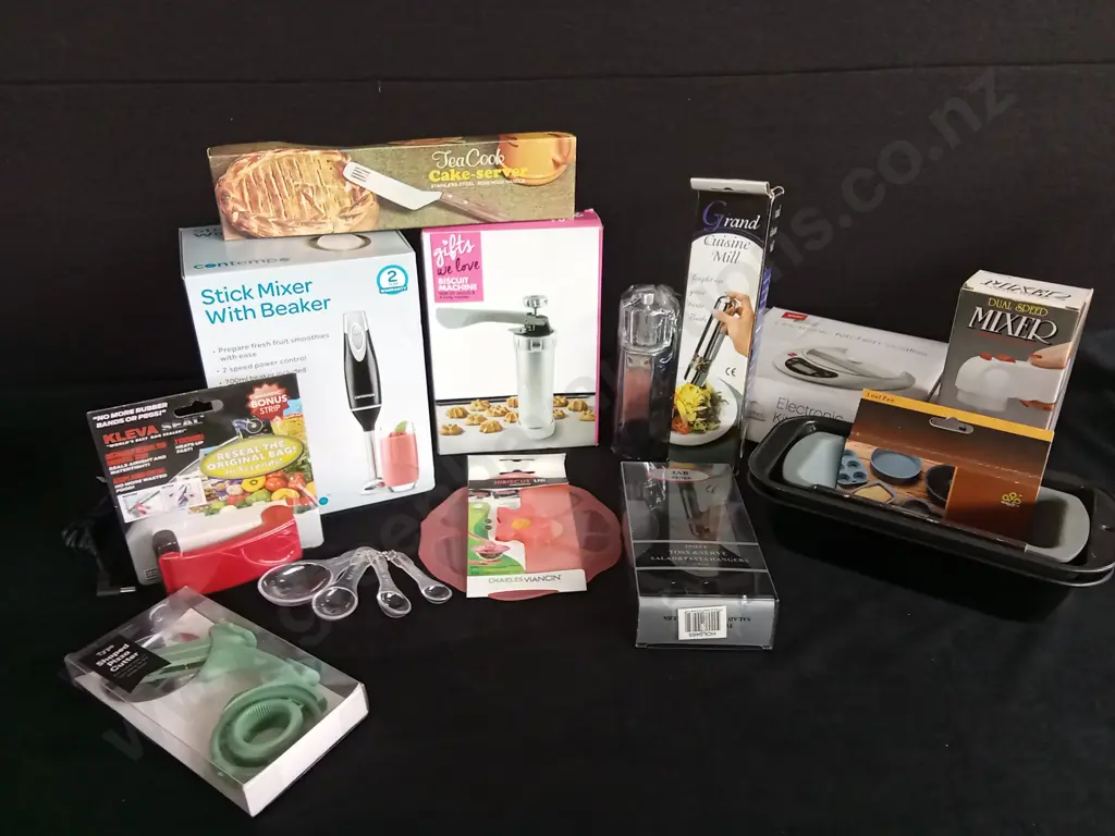 ASSORTED KITCHEN TOOLS Image 1++