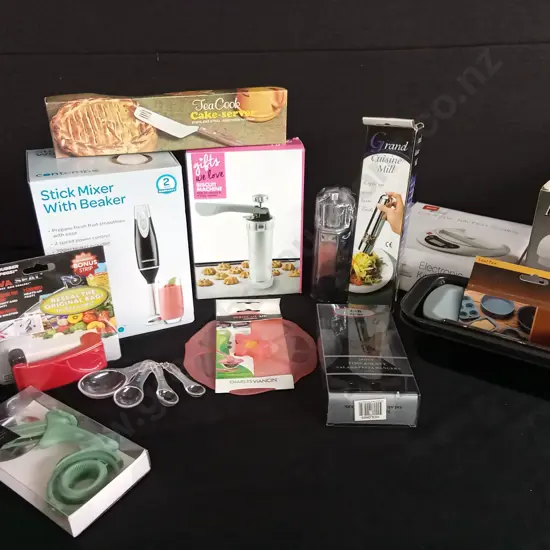 ASSORTED KITCHEN TOOLS