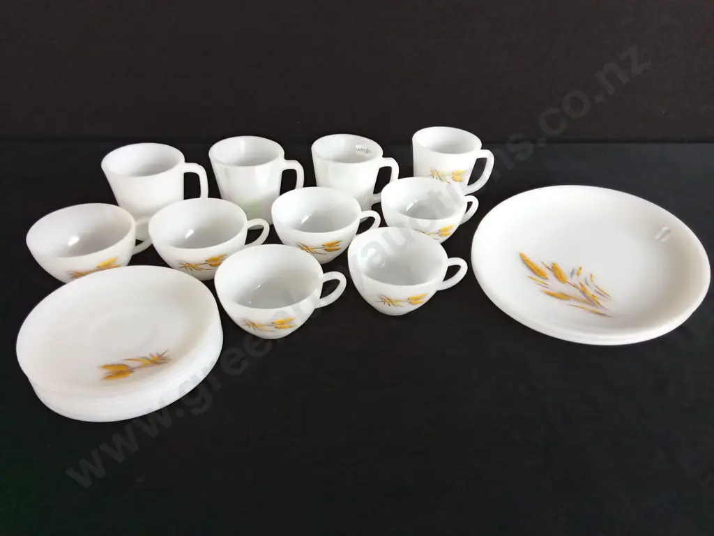 ANCHOR HOCKING FIRE-KING MILK GLASS TABLEWARE X 18 PIECES Image 1++
