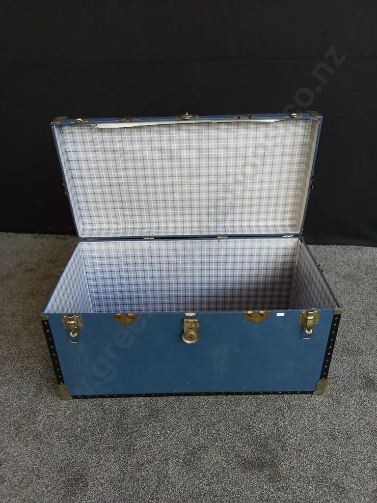 VINTAGE BLUE TRUNK WITH METAL HARDWARE Image 1++