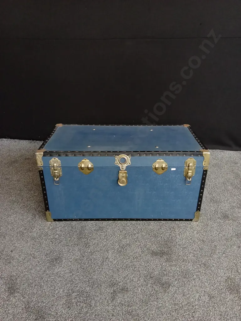 VINTAGE BLUE TRUNK WITH METAL HARDWARE Image 1++