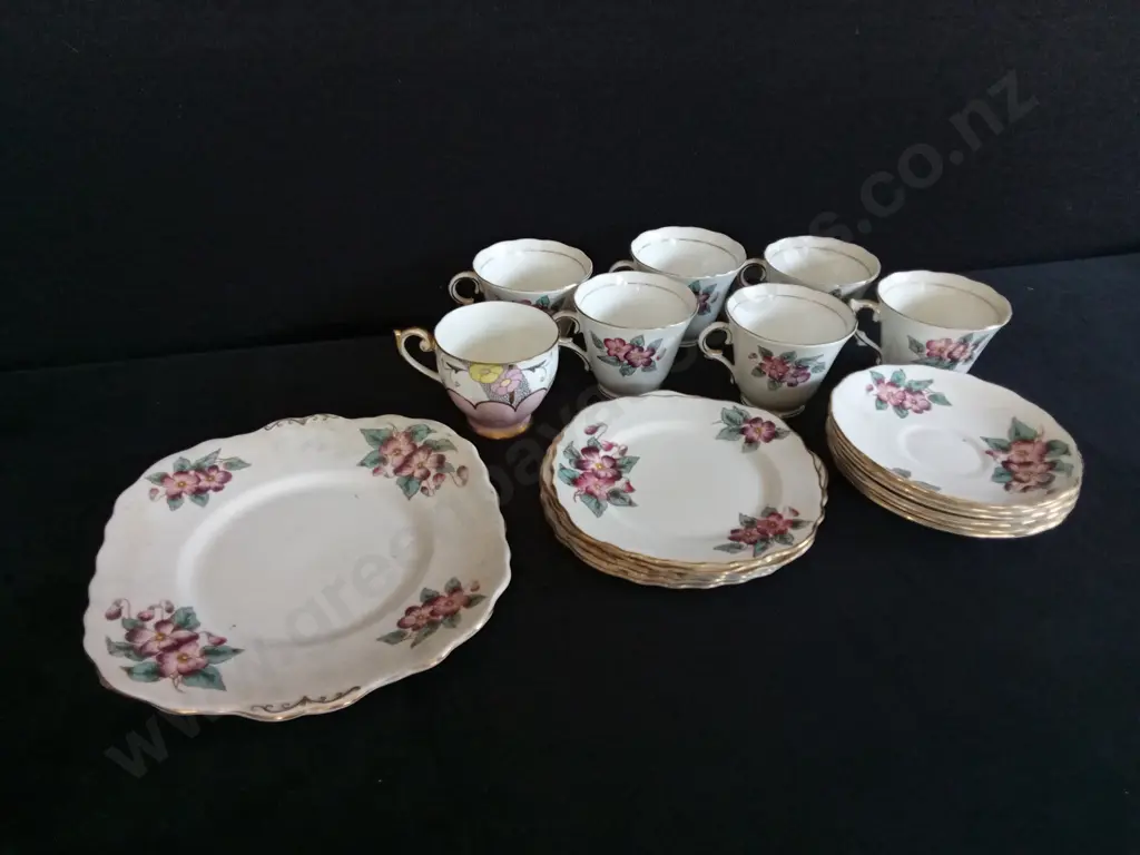 VINTAGE COLCLOUGH BONE CHINA TEACUPS SAUCERS AND SIDE PLATES Image 1++