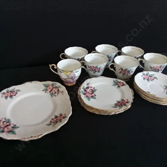 VINTAGE COLCLOUGH BONE CHINA TEACUPS SAUCERS AND SIDE PLATES