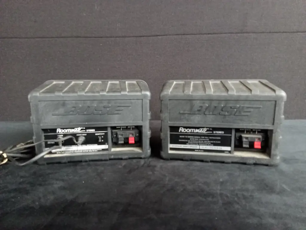 PAIR OF BOSE ROOMMATE POWERED SPEAKERS Image 1++