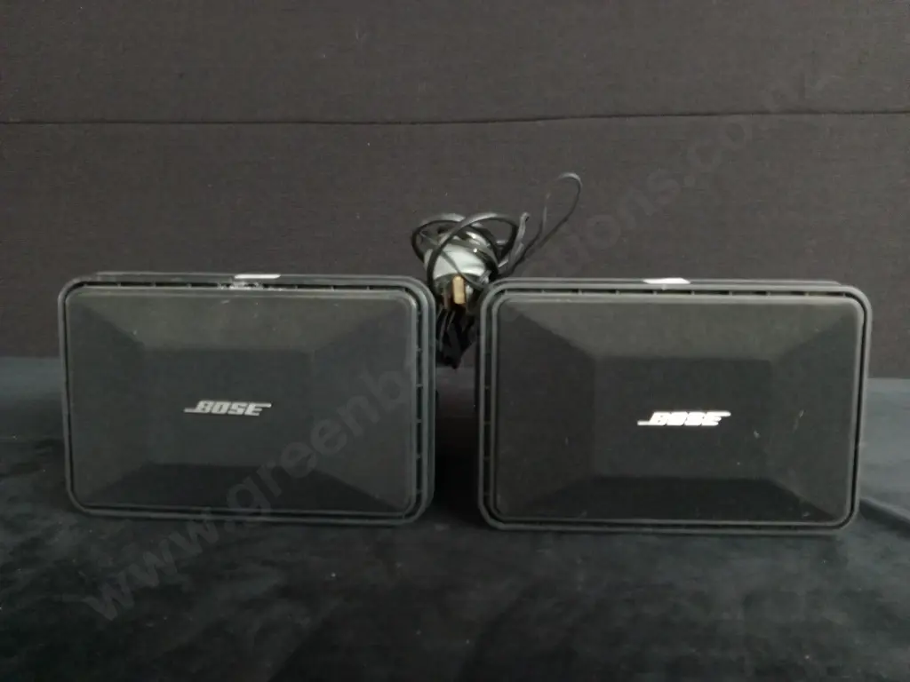 PAIR OF BOSE ROOMMATE POWERED SPEAKERS Image 1++