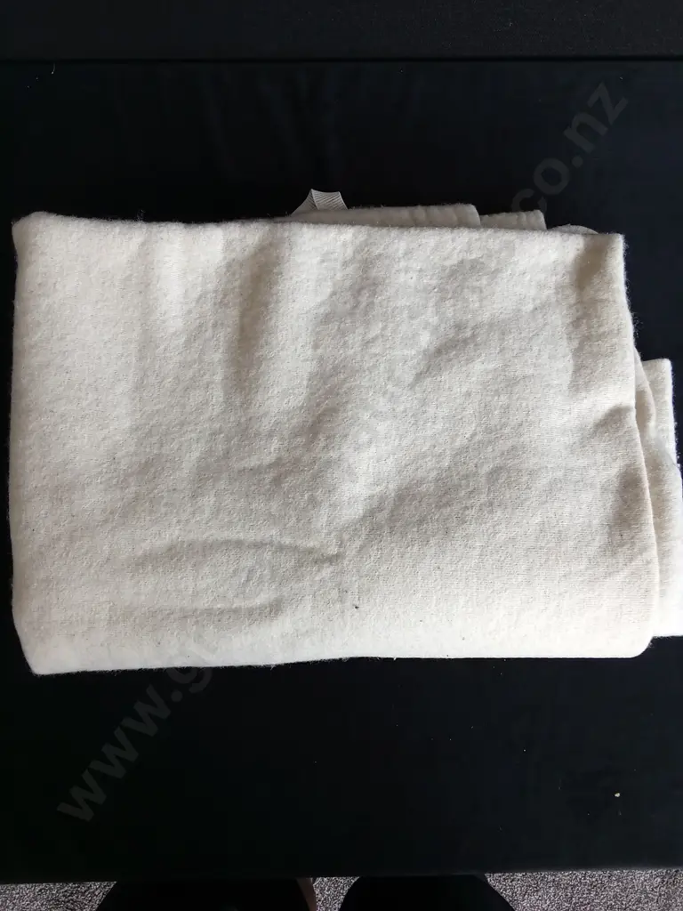 QUEEN SIZE FITTED MATTRESS PROTECTOR MADE IN NZ Image 1++