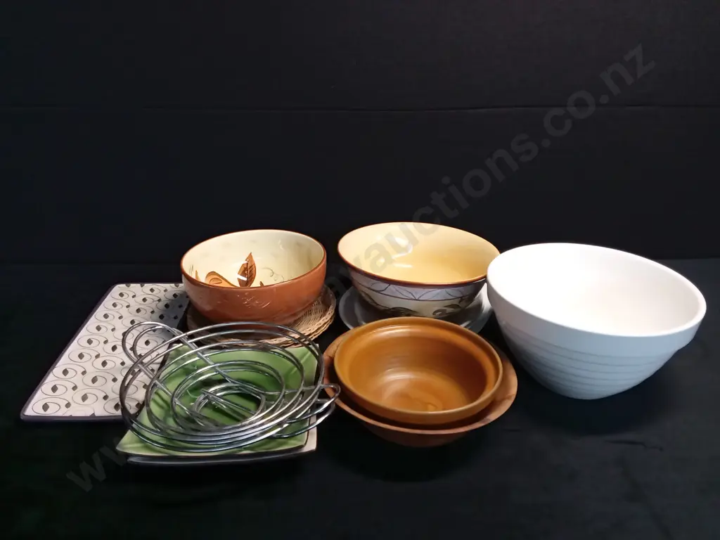 ASSORTED SALAD BOWLS AND PLATTERS Image 1++