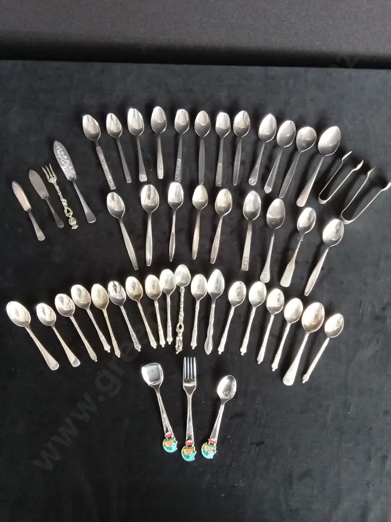 COLLECTION OF VINTAGE TEASPOONS AND BUTTER KNIVES Image 1++