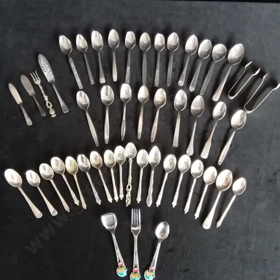 COLLECTION OF VINTAGE TEASPOONS AND BUTTER KNIVES