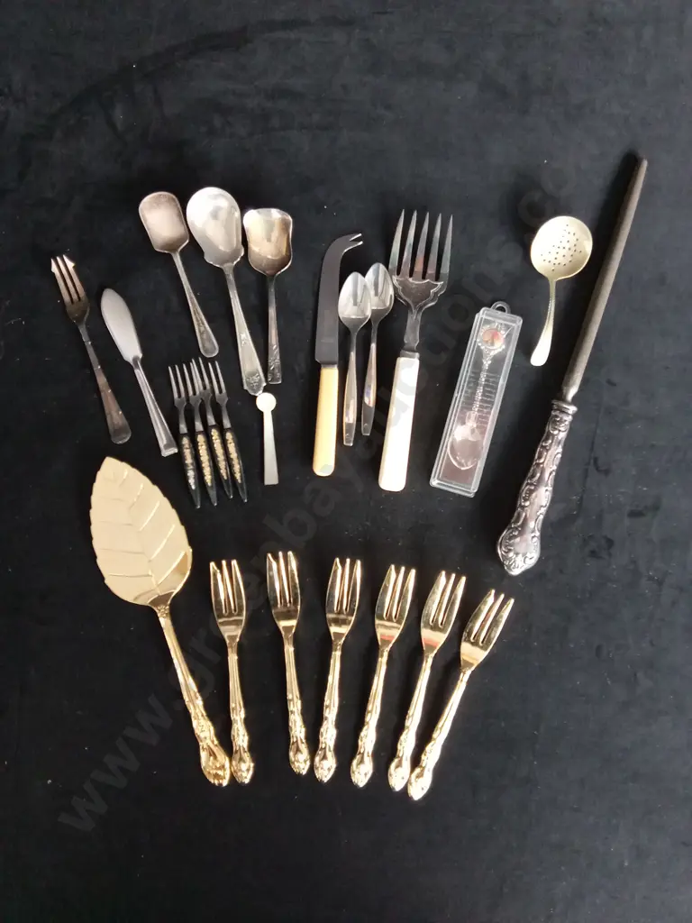 ASSORTED VINTAGE CUTLERY Image 1++
