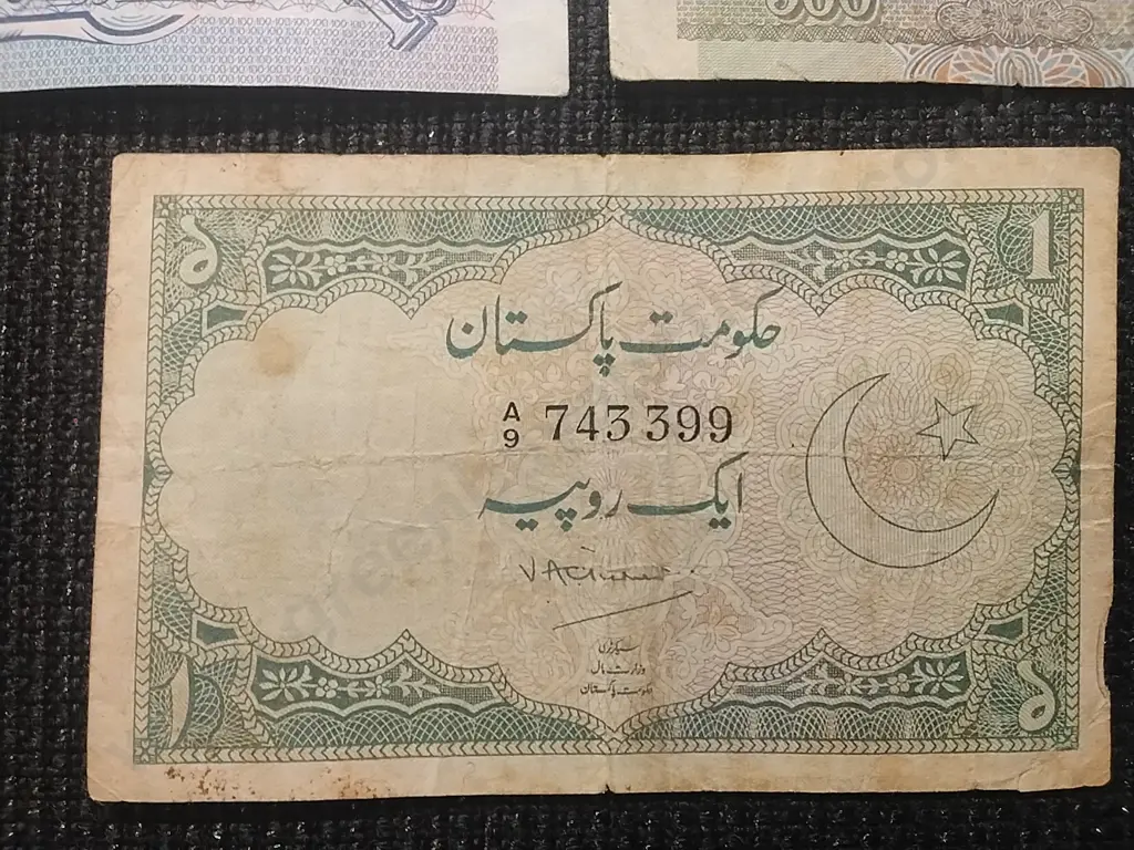 4 X RUSSINA RUBLE BANK NOTES AND 1 X PAKISTAN 1 RUPEE NOTES CIRCA 1949 Image 1++