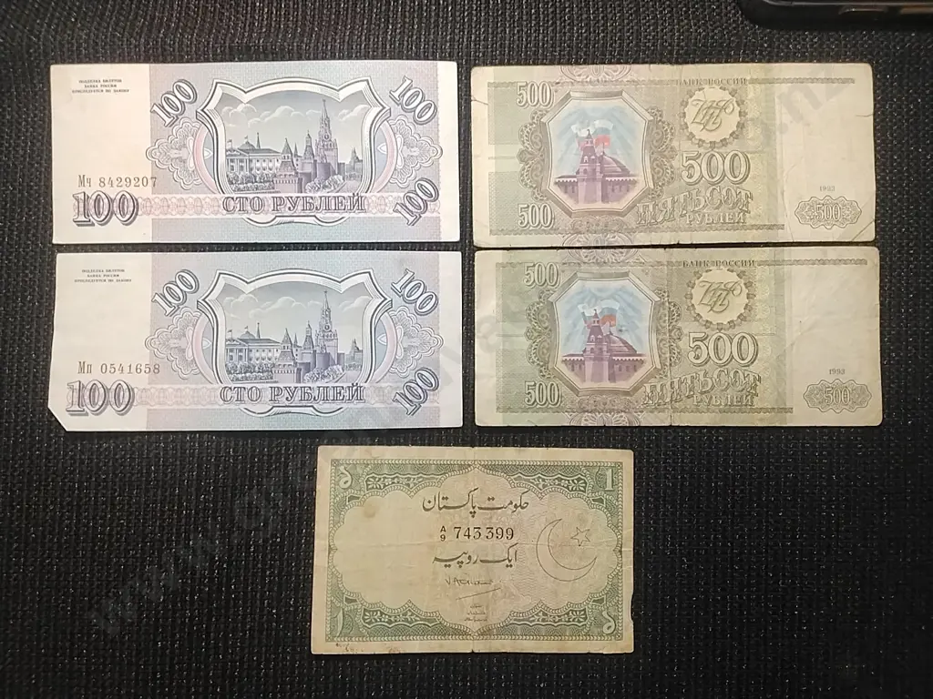 4 X RUSSINA RUBLE BANK NOTES AND 1 X PAKISTAN 1 RUPEE NOTES CIRCA 1949 Image 1++