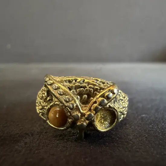 GOLD RING MARKED 18K WITH ONE EYE STONE MISSING