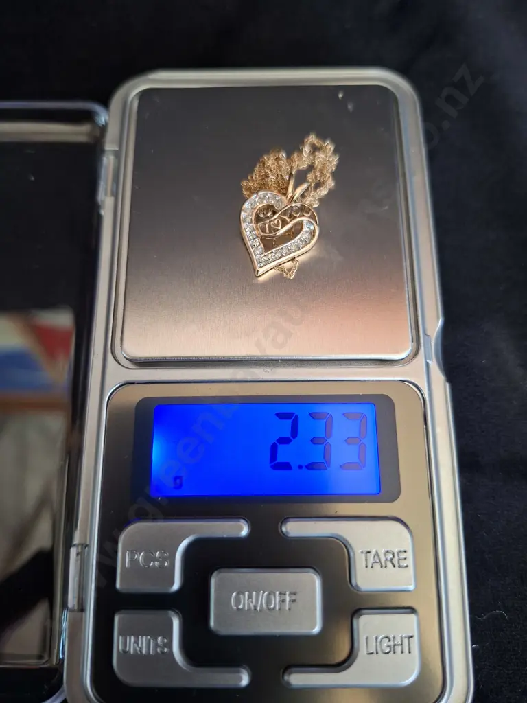 FINE GOLD CHANGE WITH I LOVE YOU HEART PENDANT MARKED 10K CONTAINING WHITE STONES TESTED AS DIAMONDS Image 1++