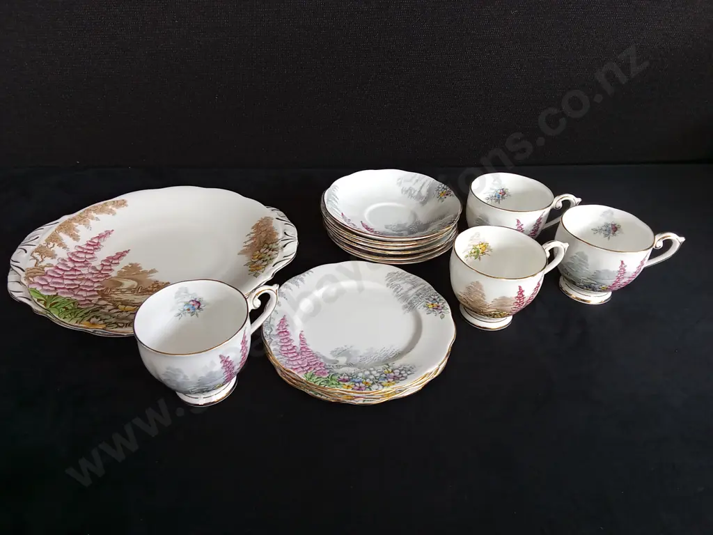 16 PIECE BELLS QUEEN ANNE LOVERS LANE BONE CHINA TEA SET Image 1++