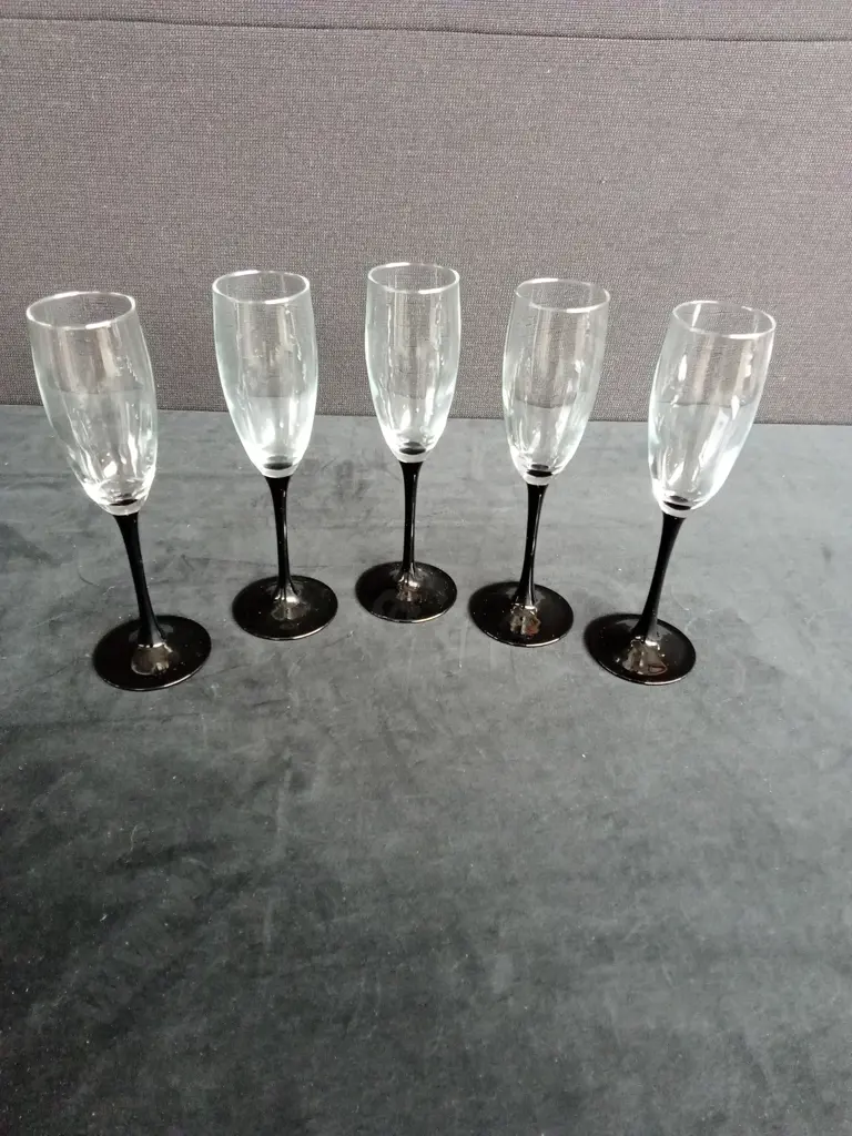 SET OF 4 WINE GLASSES AND 4 CHAMPAGNE GLASSES Image 1++